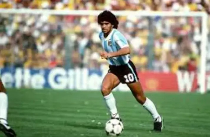 惯用左脚踢球的人比较强？