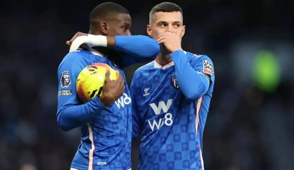 为什么这么多足球运动员说话时会捂住嘴？